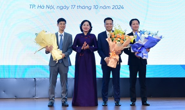 Anh3_ĐHĐCĐ BT 2024Thống đốc NHNN Việt Nam tặng hoa chúc mừng tân Thành viên HĐQT kiêm Tổng Giám đốc VietinBank (thứ hai từ phải sang)