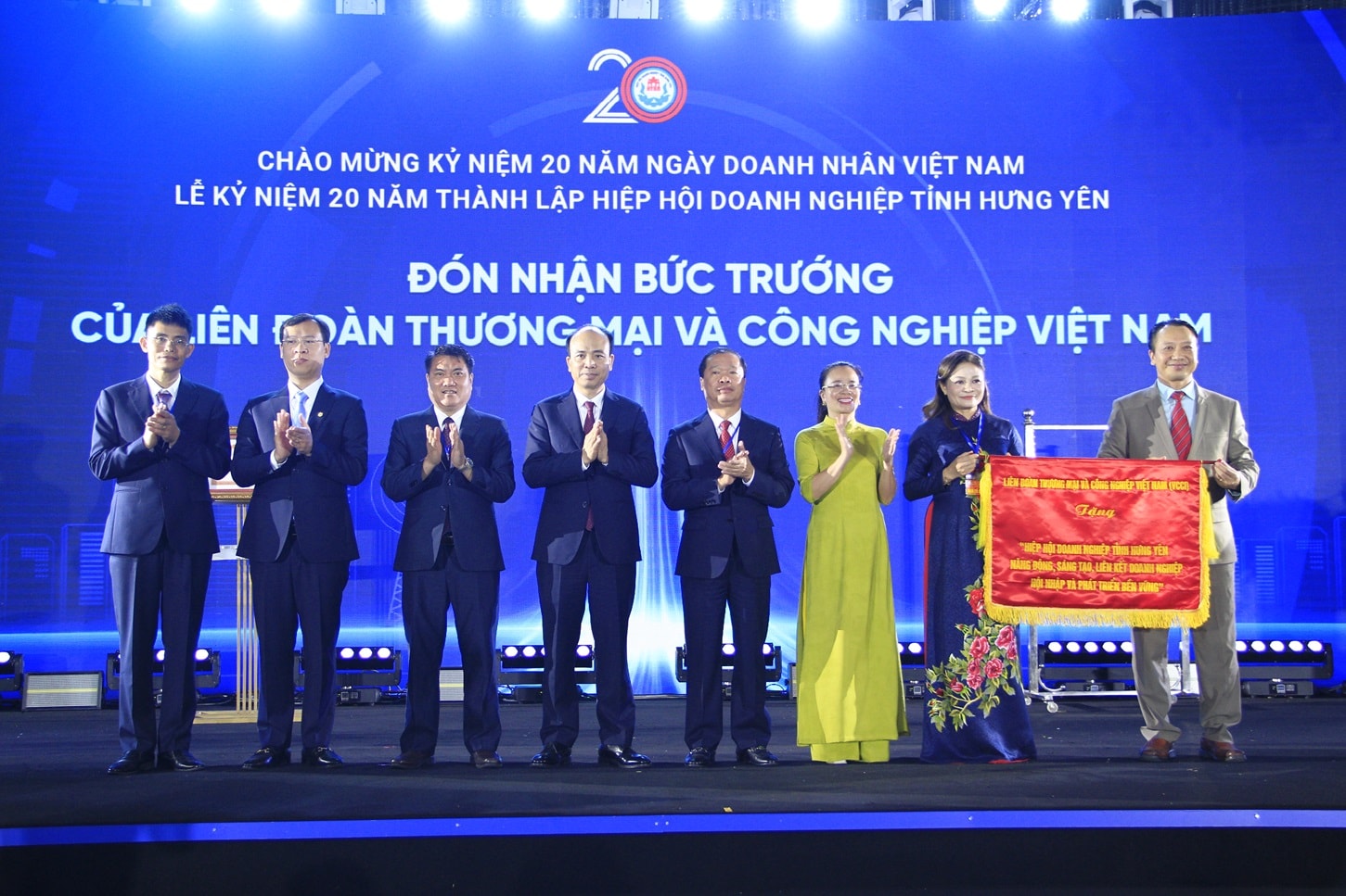 nhận bức trướng VCCI