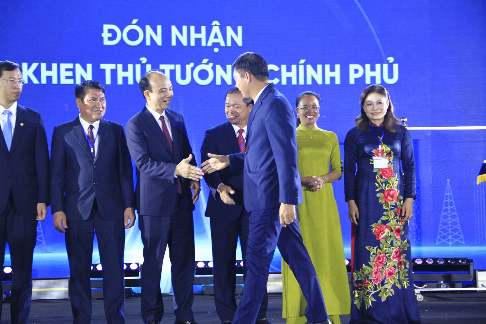 Ông Phạm Tuấn Anh, Chủ tịch HĐQT công ty CP Tiên Hưng cùng Ban chấp hành HHDN tỉnh Hưng Yên đón nhận Bằng khen của Thủ tướng Chính phủ nhân kỷ niệm 20 năm thành lập HHDN tỉnh Hưng Yên (27/10/2024)