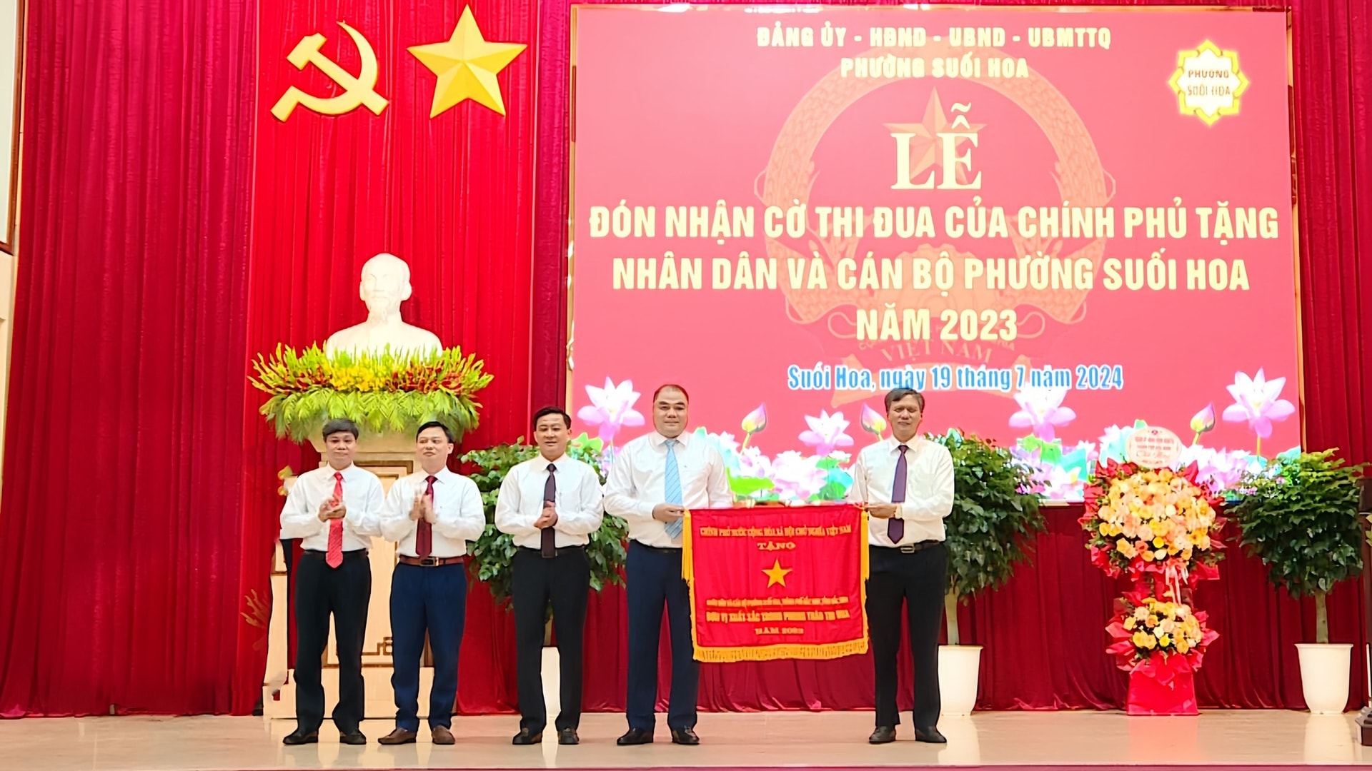 Bí thư Thành ủy Bắc Ninh Tạ Đăng Đoan trao Cờ thi đua của Thủ tướng Chính phủ cho nhân dân và cán bộ phường Suối Hoa