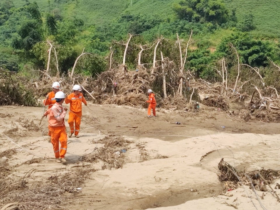 Hình ảnh những người thợ điện lăn xả nối lại từng đường dây, dựng lại từng cột điện, trở nên quen thuộc