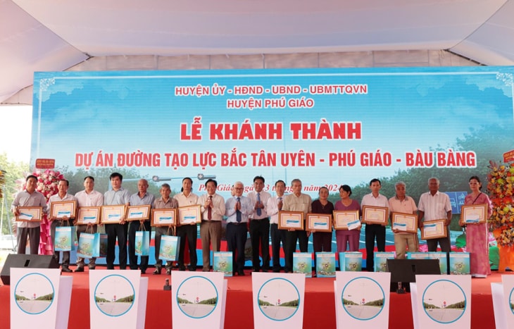 Lãnh đạo tỉnh tặng Bằng khen của Chủ tịch UBND tỉnh cho các hộ dân tích cực thực hiện bàn giao mặt bằng thực hiện công trình