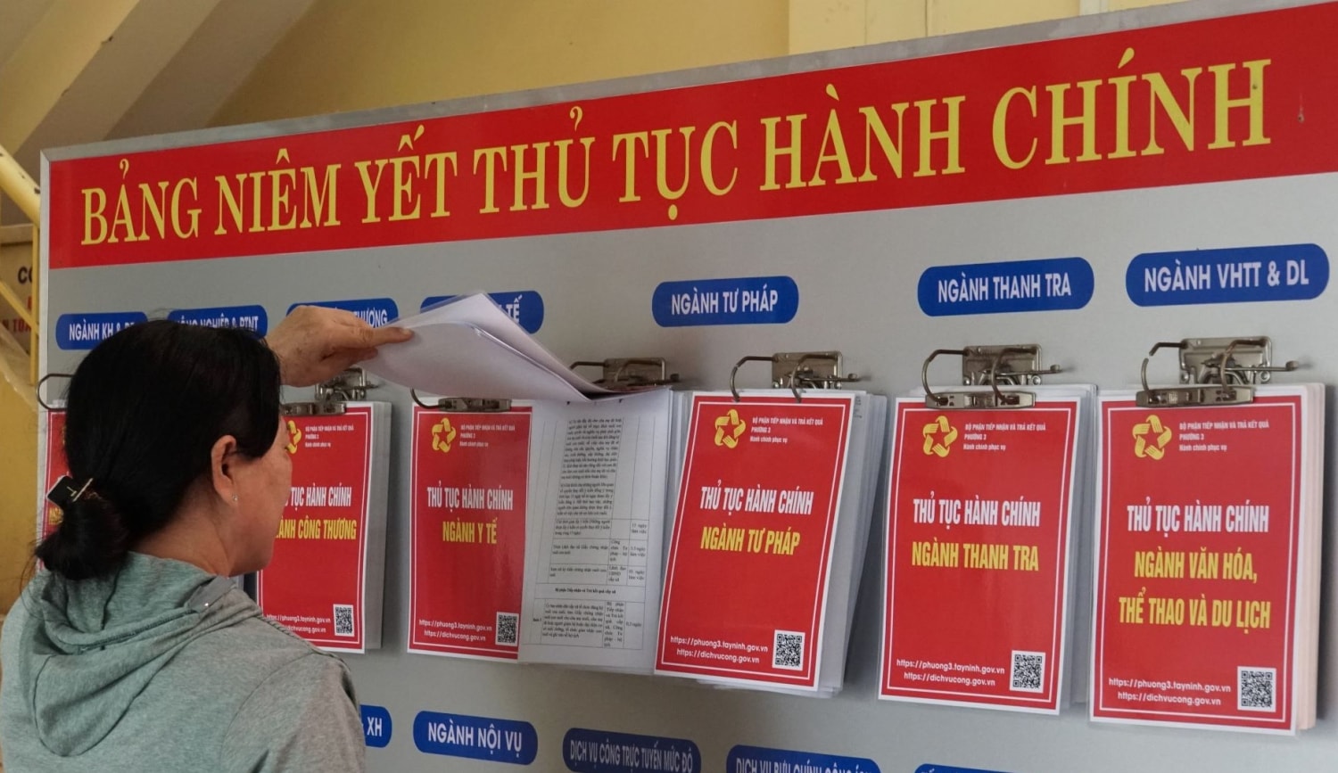 Người dân tìm hiểu các bộ thủ tục hành chính được niêm yết công khai tại bộ phận Một cửa UBND Phường 3