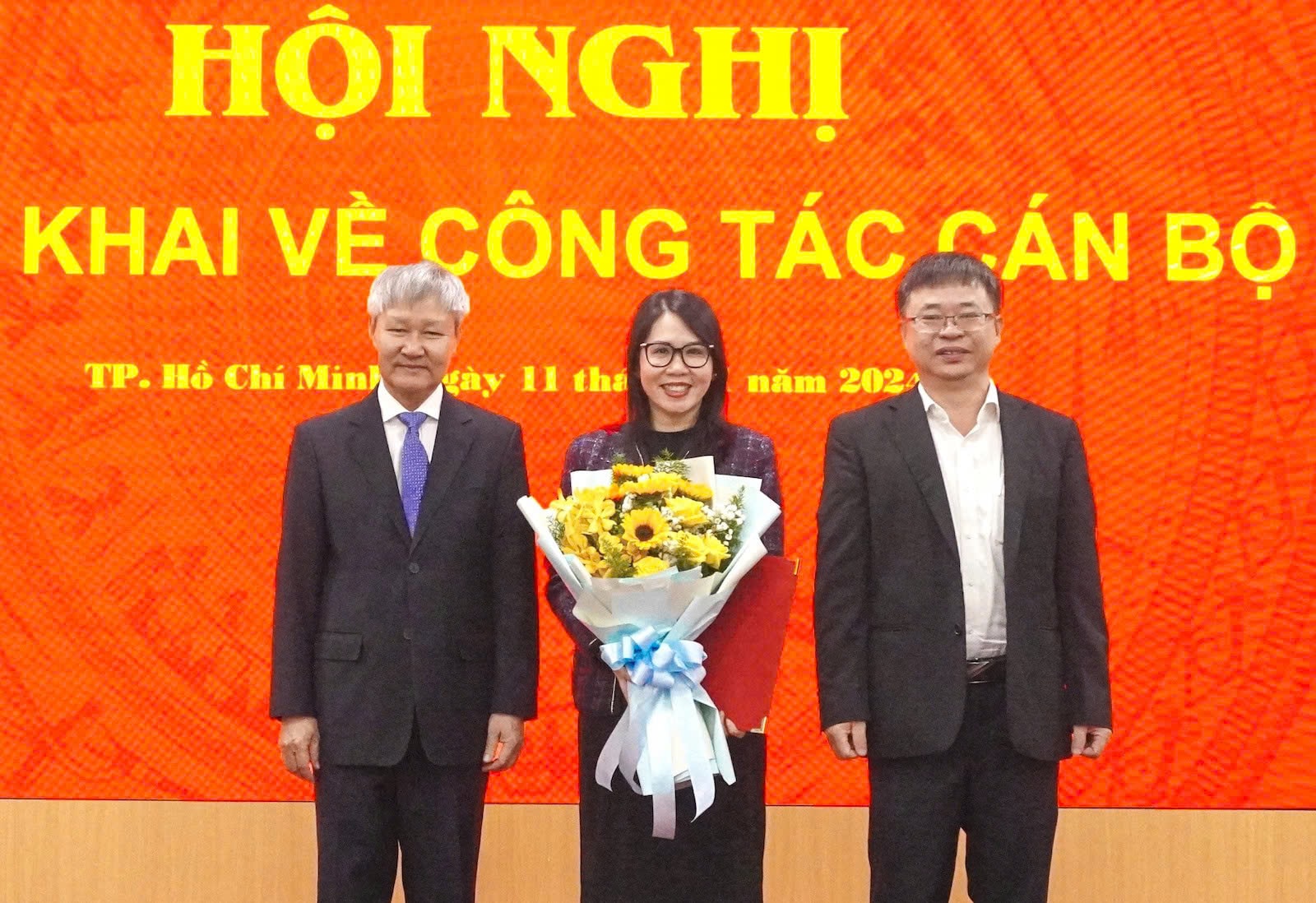 Ông Võ Tân Thành PCT VCCI (bìa trái), ông Trần Ngọc Liêm (bìa phải) trao Quyết định bổ nhiệm và hoa chúc mừng cho bà Bùi Thị Ninh - Phó Giám đốc VCCI CN khu vực TP HCM