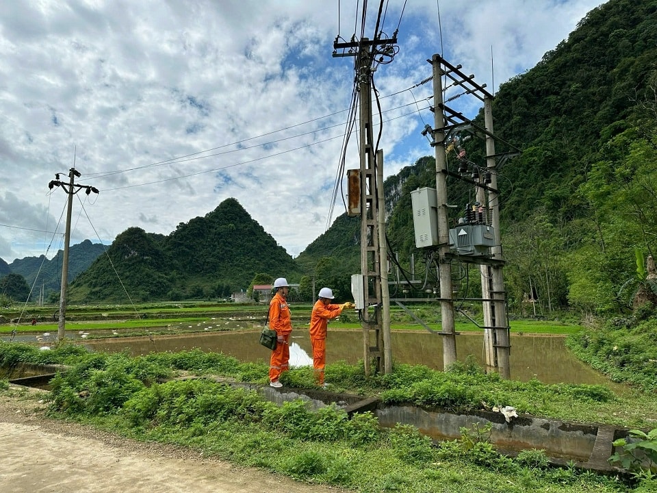 Công nhân Điện lực thực hiện kiểm tra công tơ