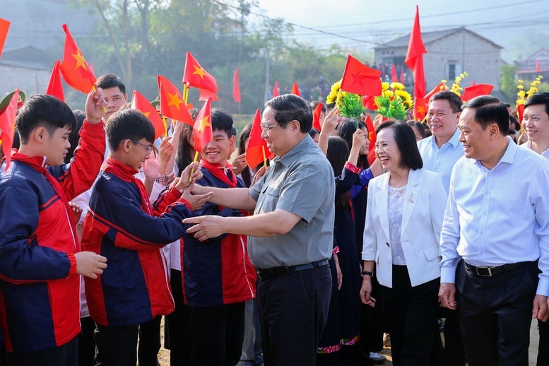 Đông đảo bà con các dân tộc và các cháu thiếu nhi trên địa bàn khu dân cư nhiệt liệt chào đón Thủ tướng và các đại biểu - Ảnh- VGP:Nhật Bắc