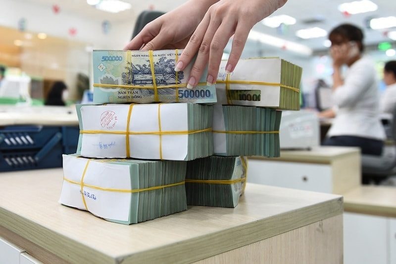 Gửi tiết kiệm bằng VND và USD theo quy định mới của NHNN có lãi suất ra sao?