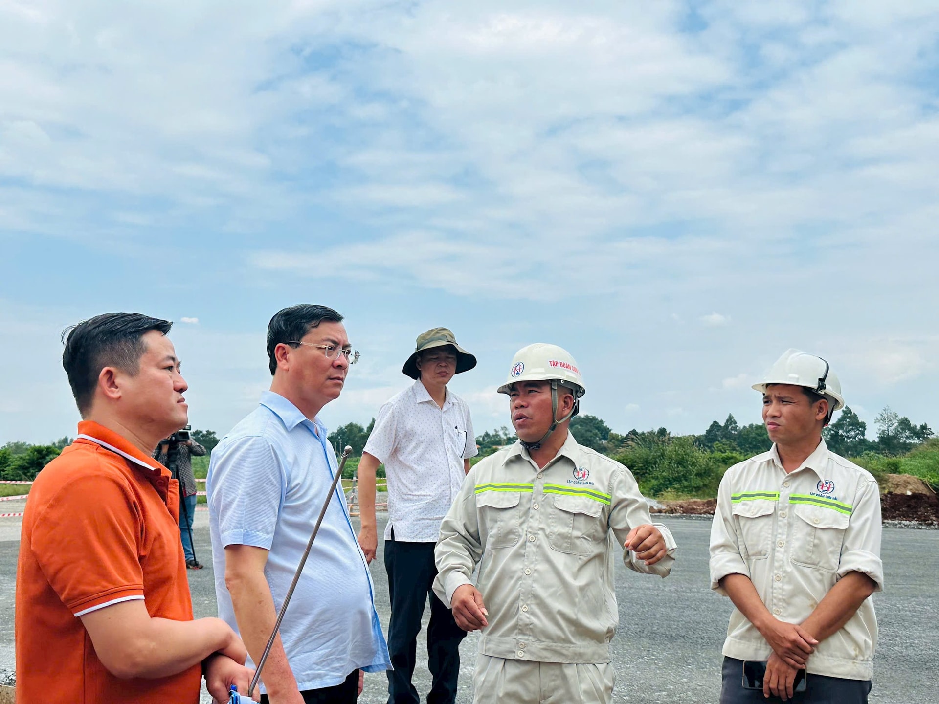 ông Nguyễn Công Vinh Phó Chủ tịch UBND tỉnh khi kiểm tra thực tế tình hình triển khai dự án đường 991B và dự án thành phần 3 đường cao tốc Biên Hòa-Vũng Tàu vào ngày 211