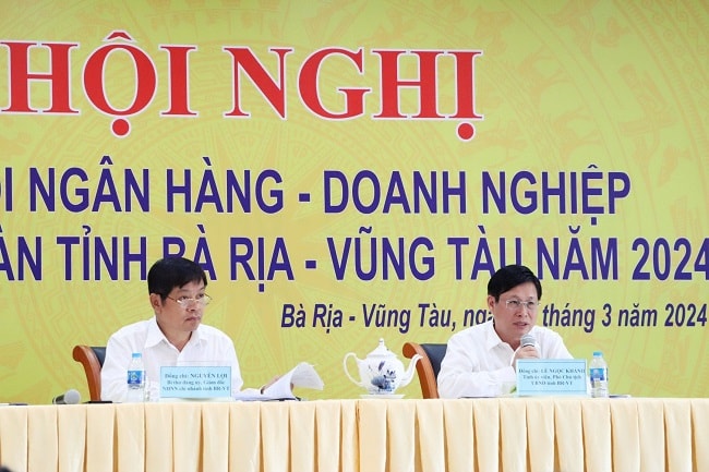 Ông Nguyễn Lợi - Giám đốc Ngân hàng NHNN CN cỉnh và ông Lê Ngọc Khánh - Phó Chủ tịch UBND tỉnh tại Hội nghị