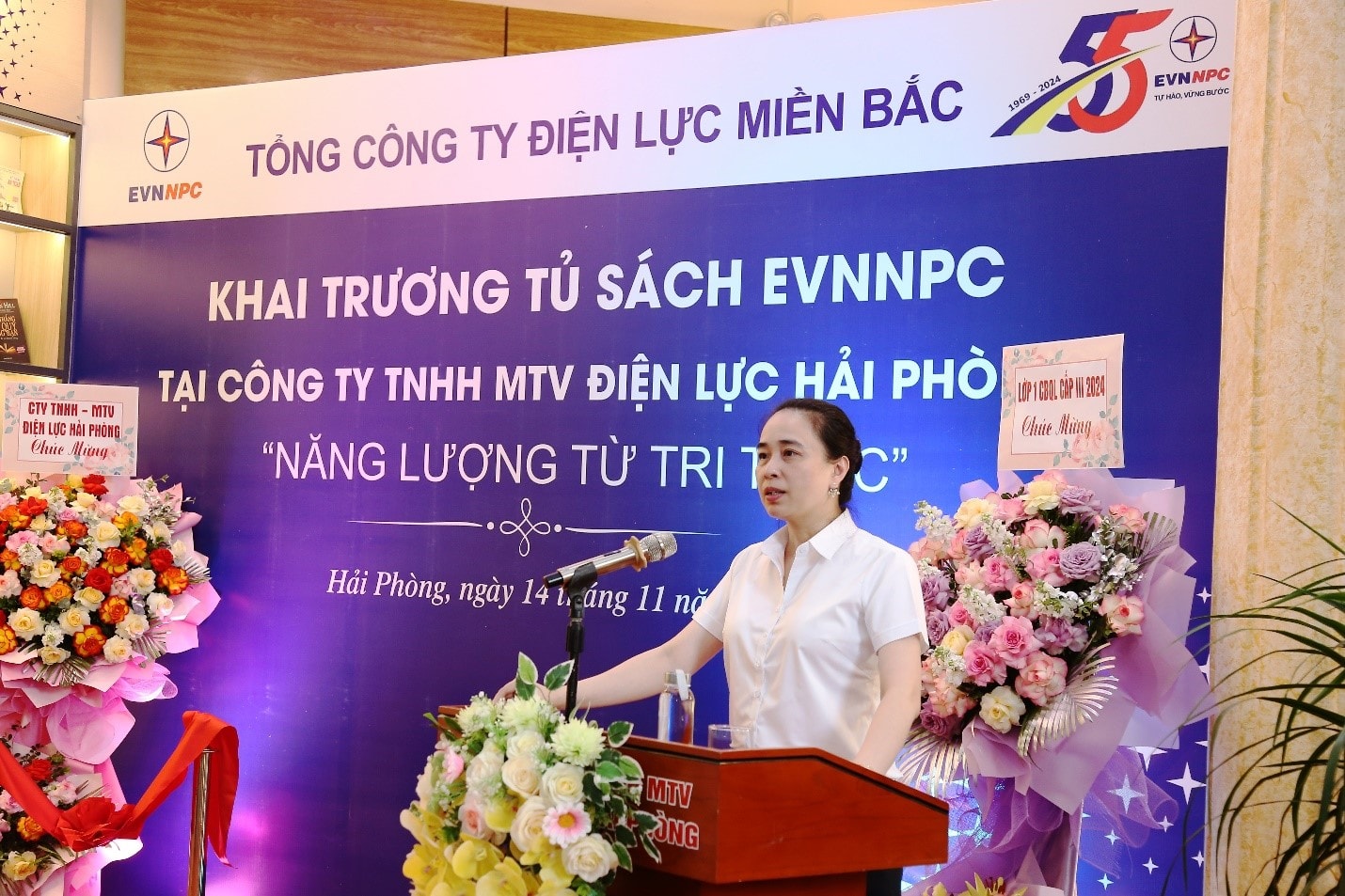 Bà Đỗ Nguyệt Ánh - Bí thư Đảng ủy, Chủ tịch HĐTV EVNNPC phát biểu tại lễ khai trương tủ sách EVNNPC tại Công ty TNHH MTV Điện lực Hải Phòng