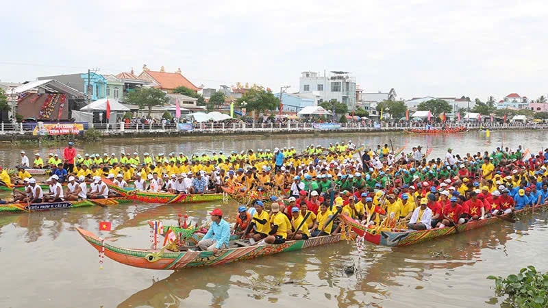 Đua ghe Ngo ở Lễ hội Óoc Om Bóc - Đua ghe Ngo.