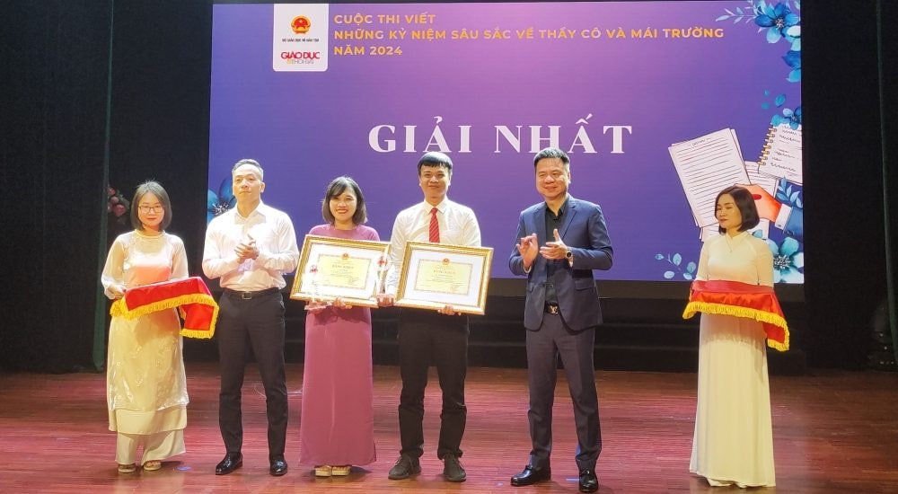 Trao giải cuộc thi viết “Những kỷ niệm sâu sắc về thầy cô và mái trường” năm 2024 Trao giải cuộc thi viết “Những kỷ niệm sâu sắc về thầy cô và mái trường” năm 2024
