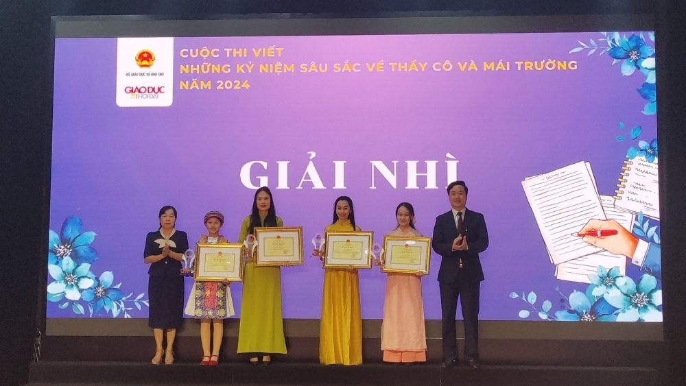 Trao giải cuộc thi viết “Những kỷ niệm sâu sắc về thầy cô và mái trường” năm 2024 Trao giải cuộc thi viết “Những kỷ niệm sâu sắc về thầy cô và mái trường” năm 2024