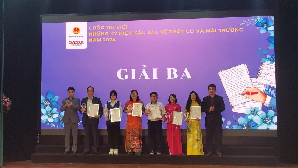 Trao giải cuộc thi viết “Những kỷ niệm sâu sắc về thầy cô và mái trường” năm 2024 Trao giải cuộc thi viết “Những kỷ niệm sâu sắc về thầy cô và mái trường” năm 2024