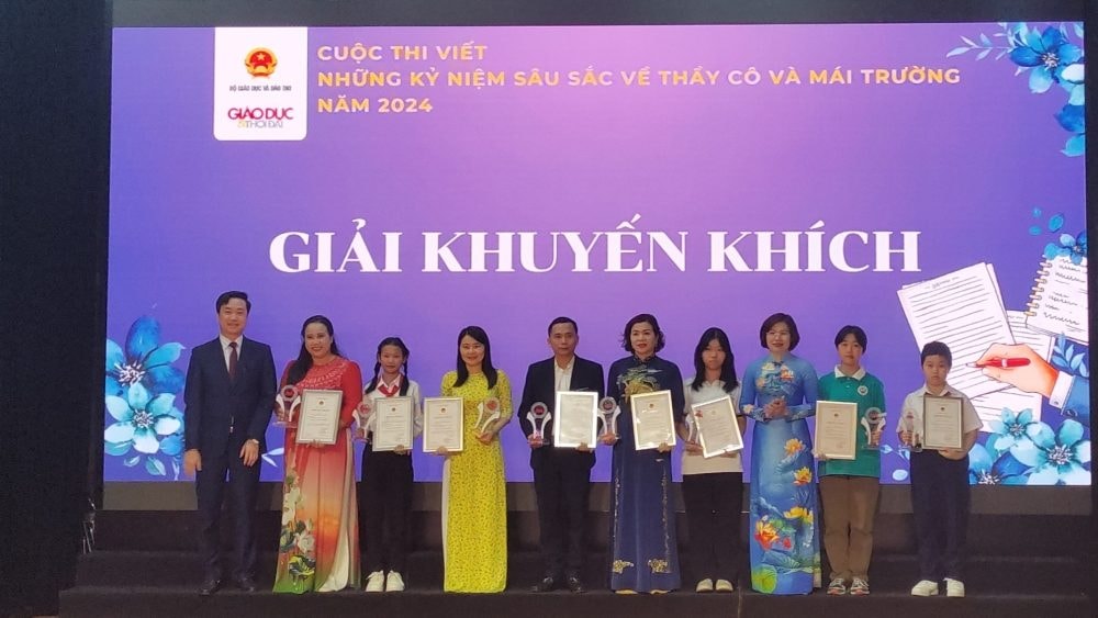 Trao giải cuộc thi viết “Những kỷ niệm sâu sắc về thầy cô và mái trường” năm 2024 Trao giải cuộc thi viết “Những kỷ niệm sâu sắc về thầy cô và mái trường” năm 2024