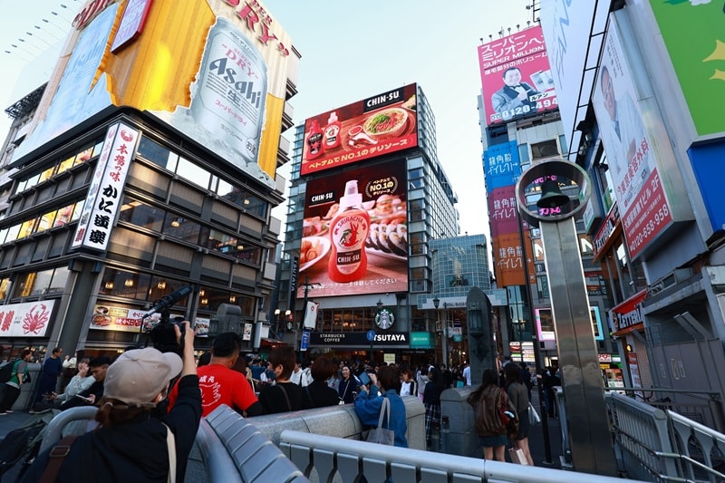 Tương ớt Chin-su xuất hiện hoành tráng tại khu phố ẩm thực sôi động Dotonbori, Osaka (1)