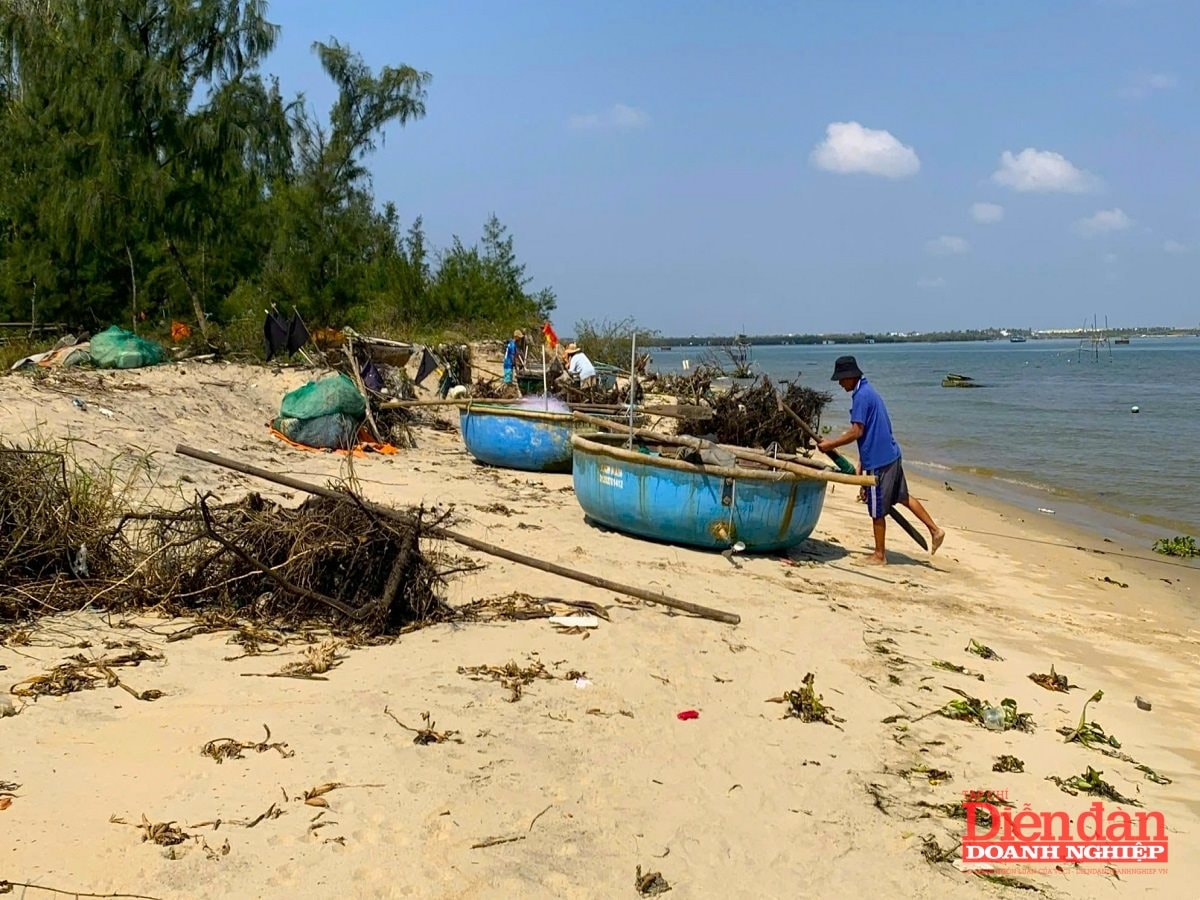 Bờ biển thôn Trung Phường, xã Duy Hải đang bị sạt lở được đề xuất nghiên cứu đầu tư Khu nghỉ dưỡng 1.500 tỉ đồng.