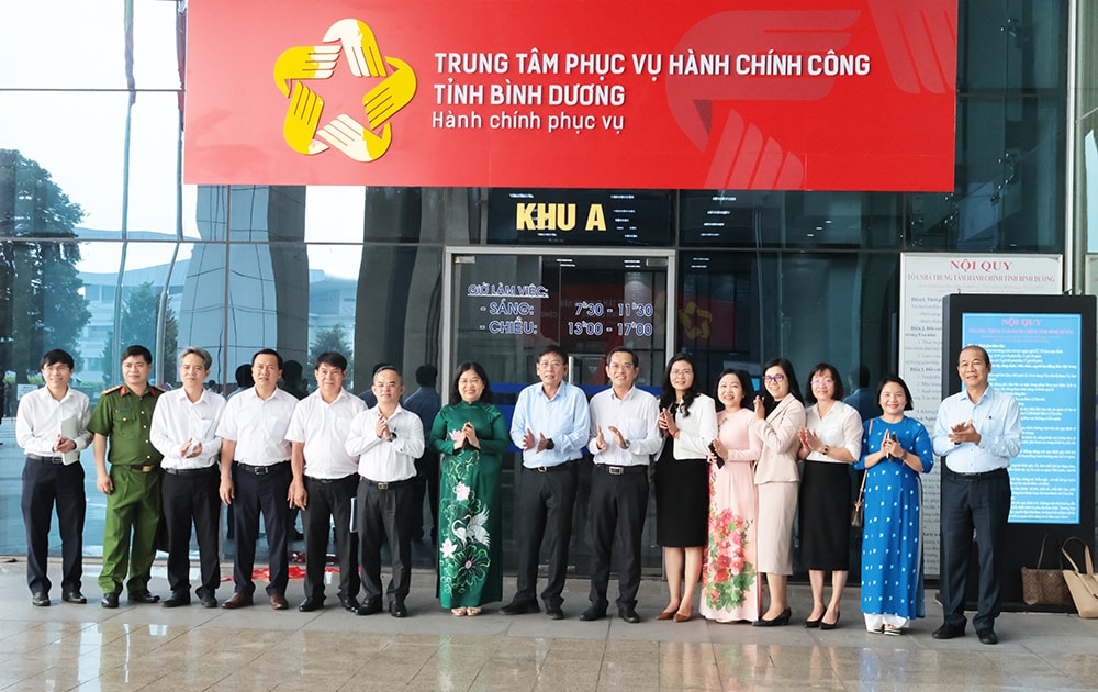 Lãnh đạo UBND tỉnh và các sở ngành ra mắt Trung tâm