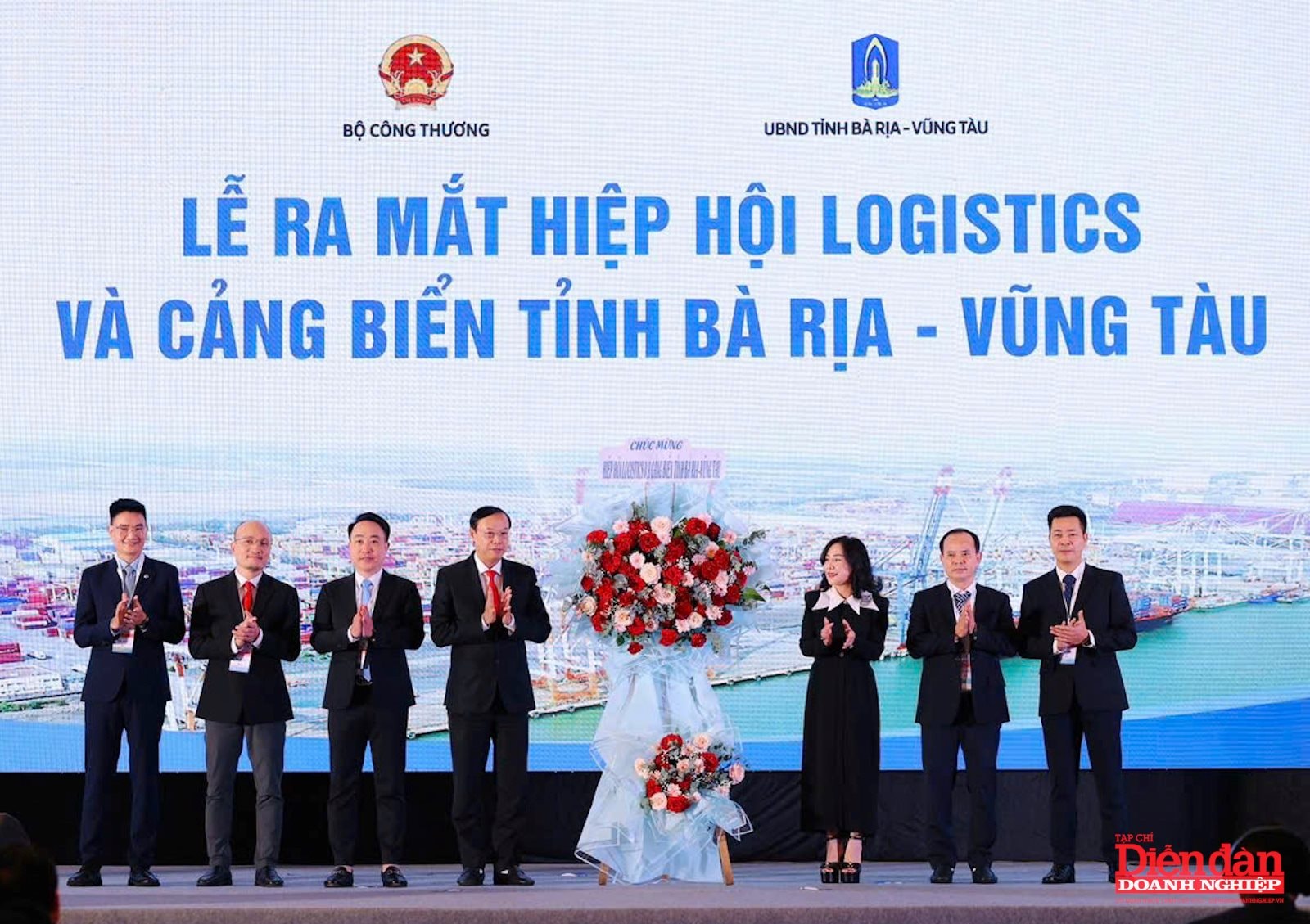 Ông Nguyễn Văn Thọ, Chủ tịch UBND Tỉnh tặng hoa chúc mừng ra mắt Hiệp hội Logistics và Cảng biển tỉnh Bà Rịa – Vũng Tàu.