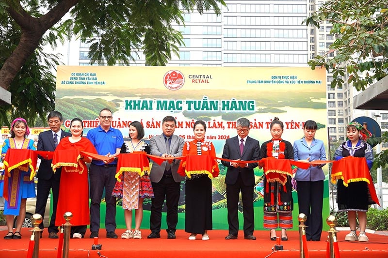 2 Các đại biểu thực hiện nghi thưc khai mạc Tuần hàng Yên Bái