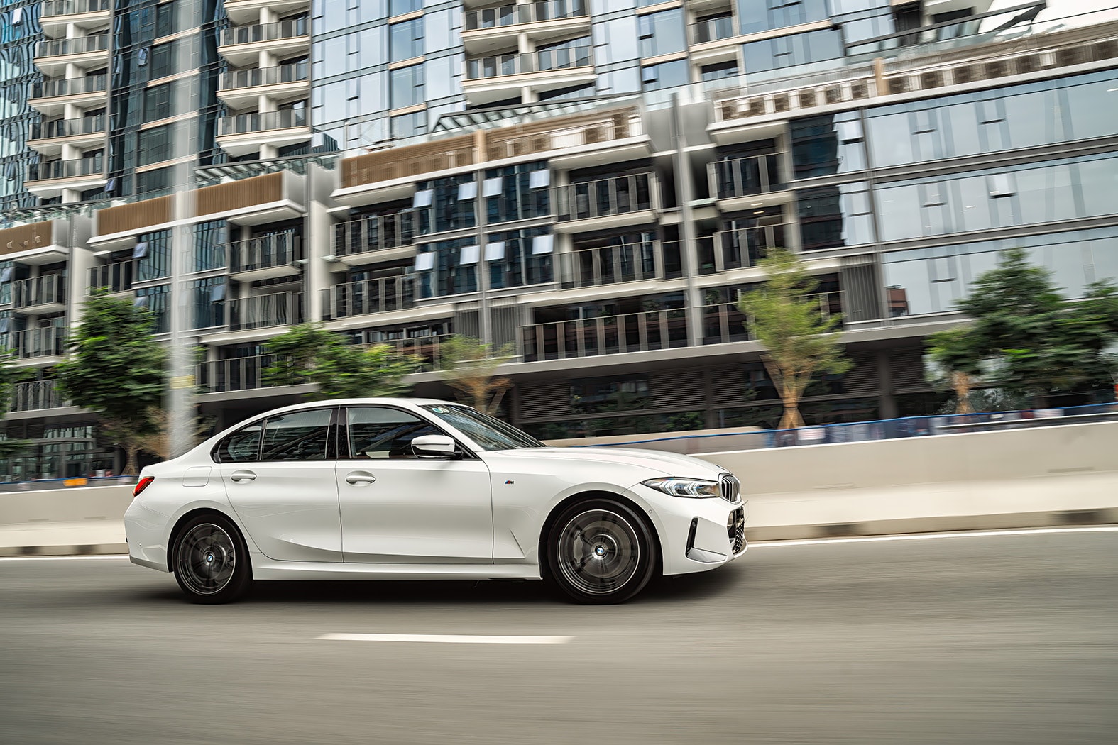 Xe BMW lắp ráp vẫn được hưởng ưu đãi giá tương đương 50_ phí trước bạ