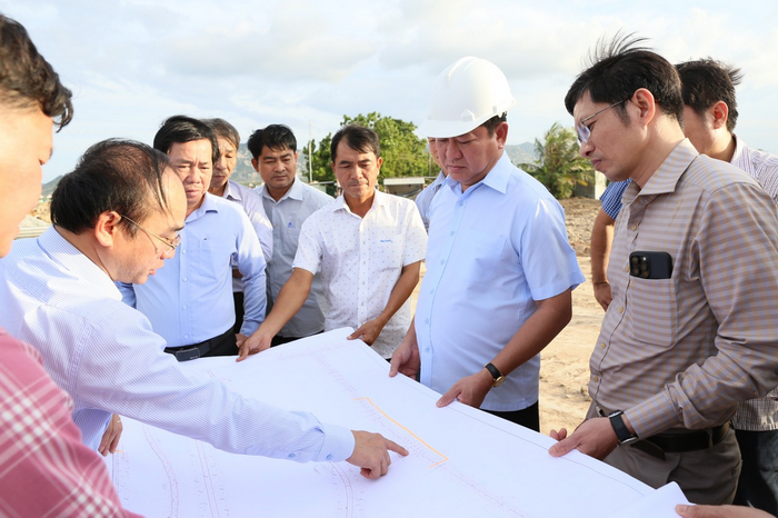 Ông Trần Quốc Nam, Phó Bí thư Tỉnh ủy, Chủ tịch UBND tỉnh kiểm tra tại Dự án đầu tư xây dựng đường Văn Lâm - Sơn Hải (Thuận Nam)