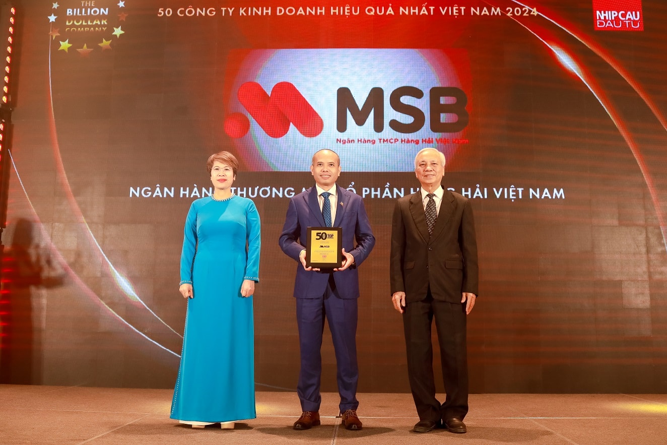 Ông Nguyễn Phi Hùng, Phó Tổng Giám đốc MSB đại diện nhận giải thưởng