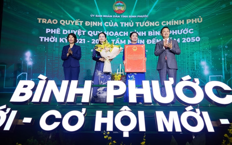 Phó Thủ tướng Trần Hồng Hà trao cho lãnh đạo tỉnh Bình Phước Quyết định của Thủ tướng Chính phủ phê duyệt Quy hoạch tỉnh Bình Phước thời kỳ 2021-2030, tầm nhìn đến năm 2050