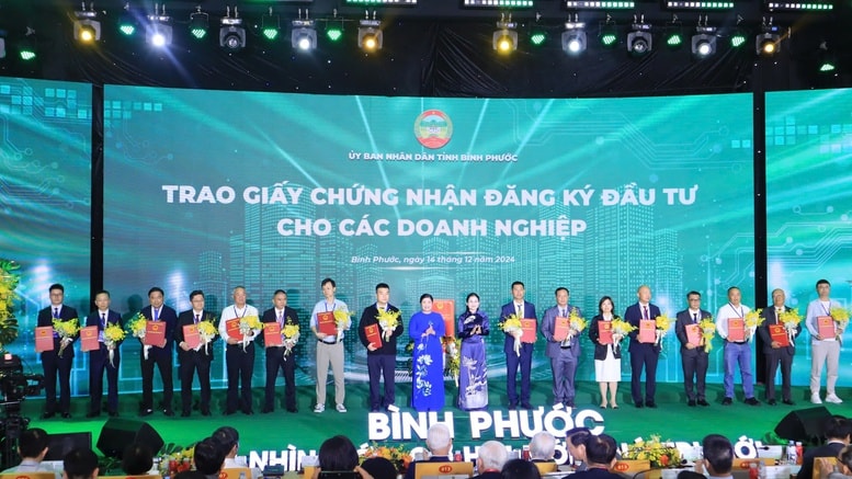 UBND tỉnh Bình Phước trao giấy chứng nhận đầu tư 31 dự án với tổng số vốn đầu tư 620,5 triệu USD; trao biên bản ghi nhớ hợp tác với các doanh nghiệp