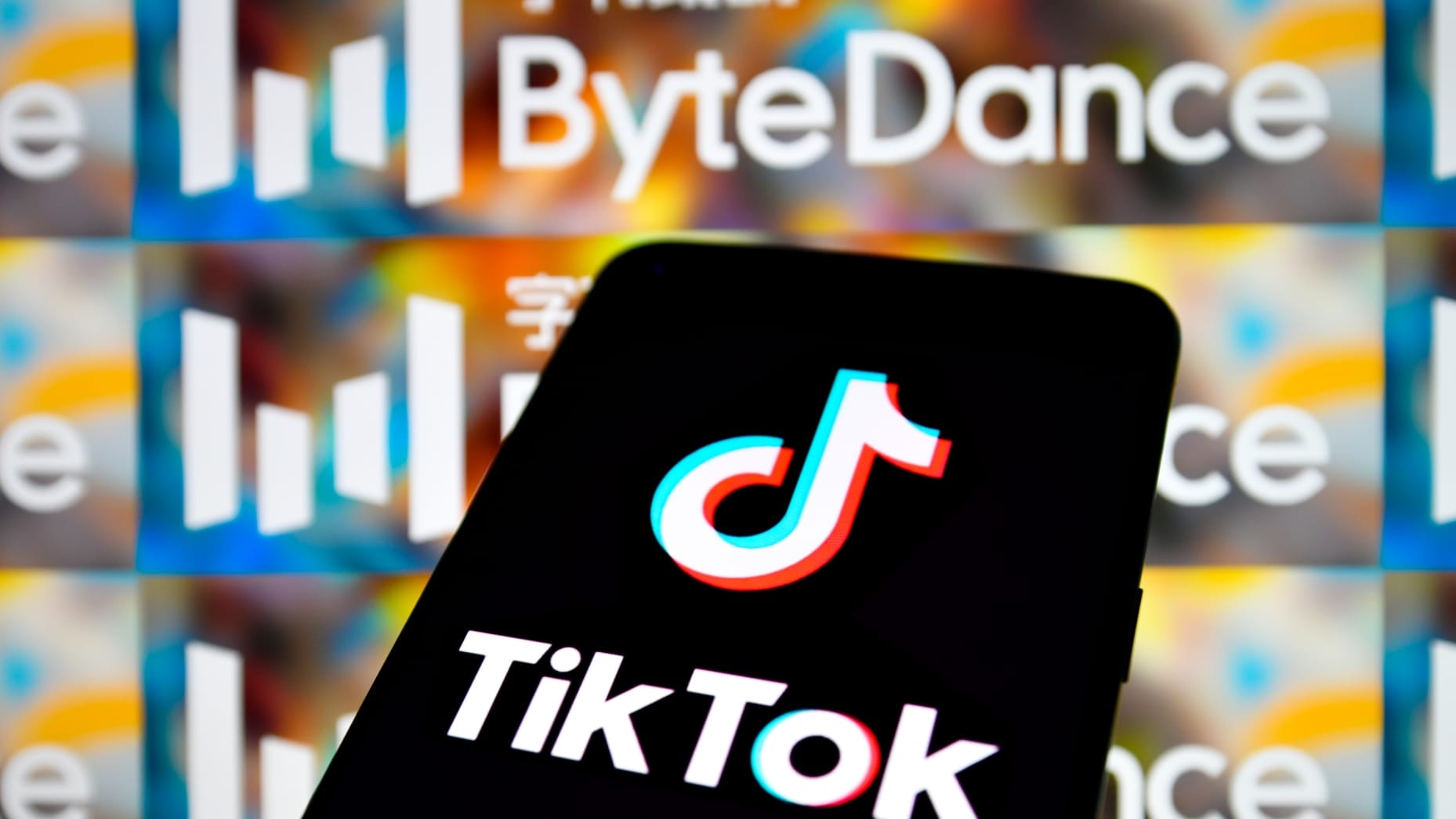 Dự kiến sẽ có tới 1,8 tỷ người dùng TikTok vào cuối năm 2024 (Ảnh CNBC)