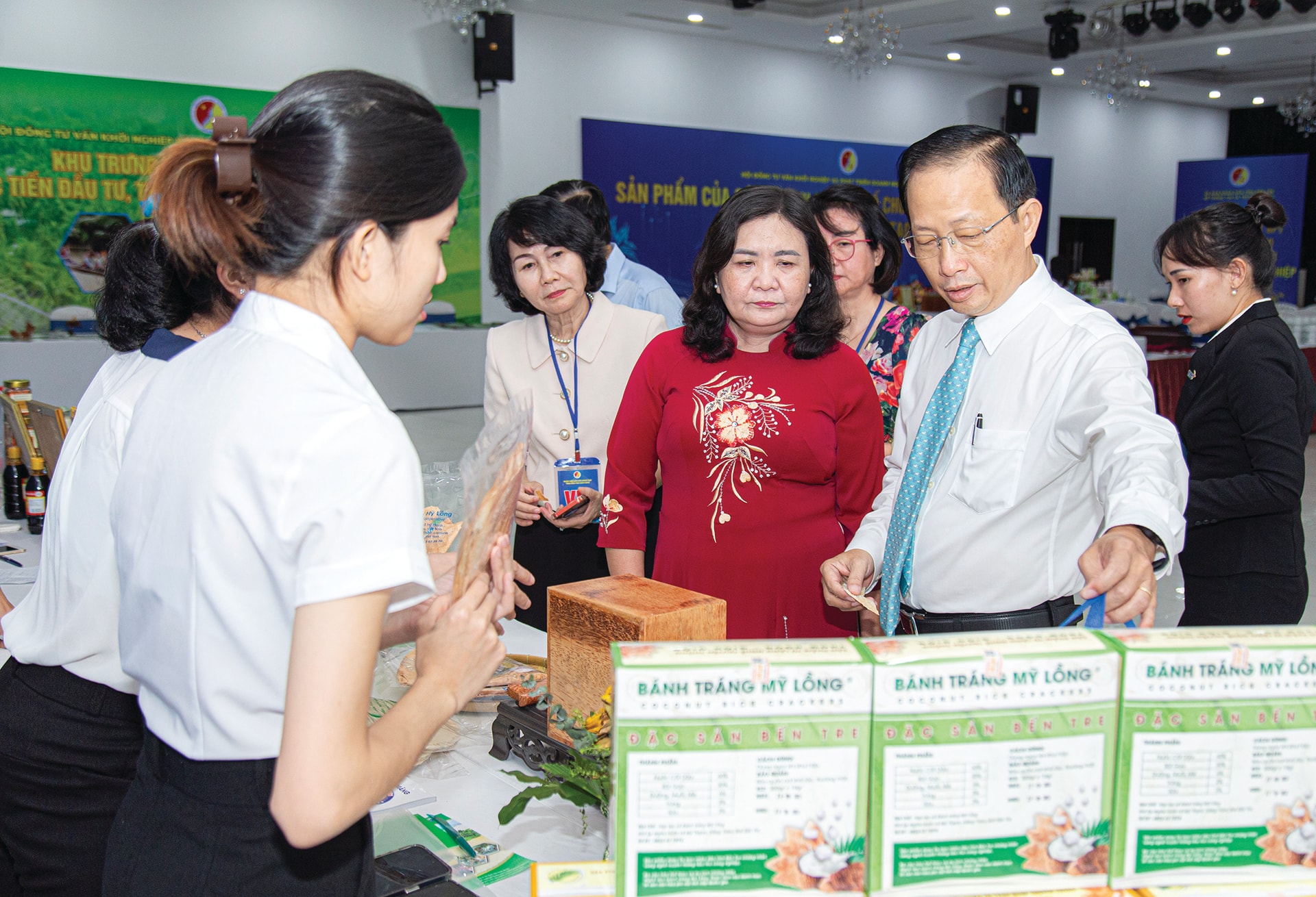 Lãnh đạo tỉnh Bến Tre thăm gian hàng trưng bày tại Ngày hội Khởi nghiệp tỉnh Bến Tre năm 2023