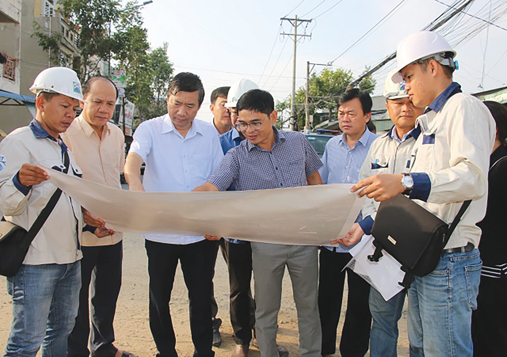 Chủ tịch UBND tỉnh Phạm Thiện Nghĩa (thứ 3 từ trái sang) khảo sát tiến độ thi công công trình tuyến tránh QL 30 đoạn TP Cao Lãnh