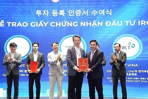 Lãnh đạo tỉnh Vĩnh Phúc trao Giấy chứng nhận đăng ký đầu tư cho các nhà đầu tư Hàn Quốc tại Hội thảo “Xúc tiến đầu tư các Khu Công nghiệp tại Vĩnh Phúc năm 2024”.