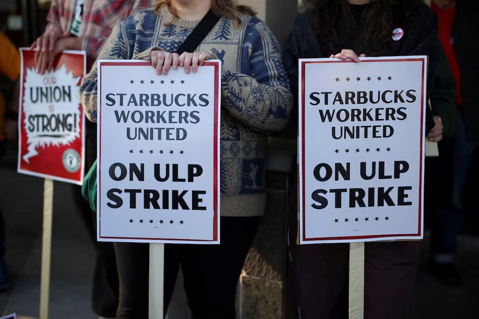 Công nhân Starbucks đình công (Ảnh Reuters)