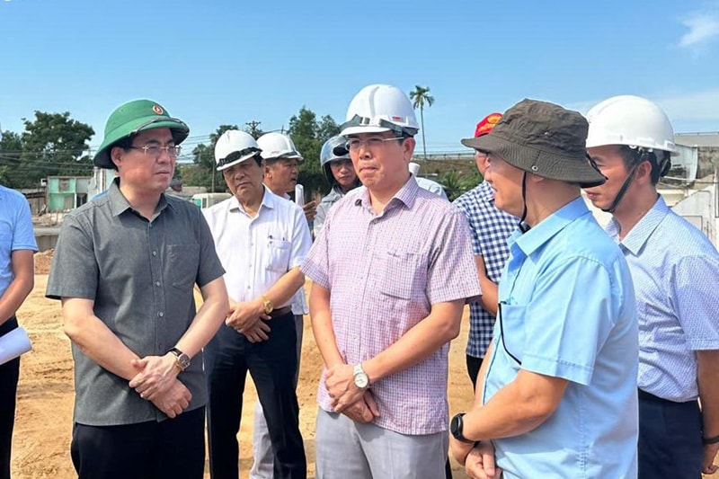 Chủ tịch UBND tỉnh Nguyễn Hoàng Giang thị sát công trường, đôn đốc tiến độ giải phóng mặt bằng cao tốc Quảng Ngãi - Hoài Nhơn - B1