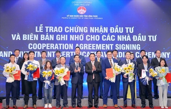 Vĩnh Phúc trao Giấy chứng nhận đầu tư và Biên bản ghi nhớ hợp tác cho các nhà đầu tư trong và ngoài nước tại Hội nghị phát triển khu công nghiệp xanh và Xúc tiến đầu tư vào Vĩnh Phúc ngày 9:12