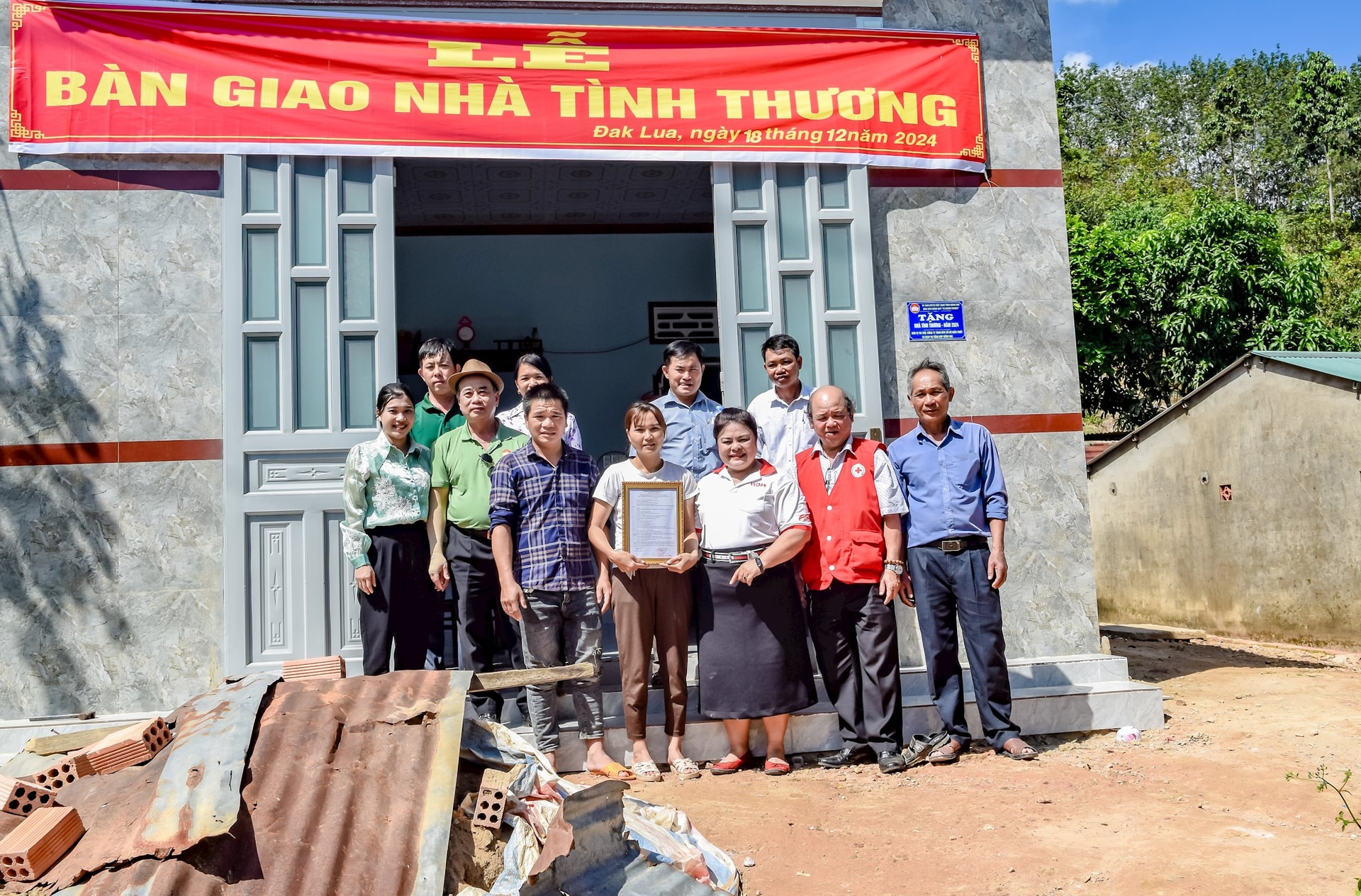 Bà Nguyễn Thu Thủy, Phó Giám đốc Đối ngoại công ty Vedan trao tặng nhà cho gia đình ông Nông Văn Điệp - đồng bào thiểu số