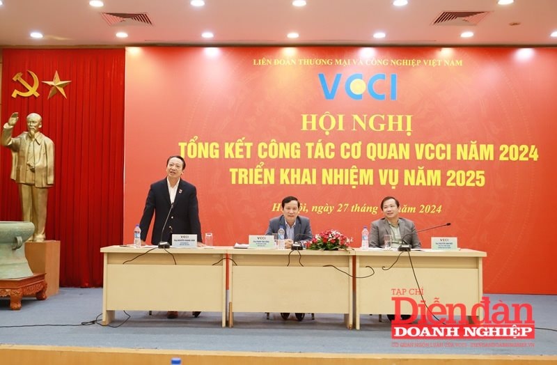 Chủ tịch VCCI - Phạm Tấn Công cùng các đồng chí trong Ban Thường trực chủ trì Hội nghị