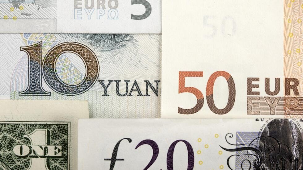 Euro và nhân dân tệ đang mất giá khi áp lực thuế quan thương mại ngày càng lớn (Ảnh RFI)