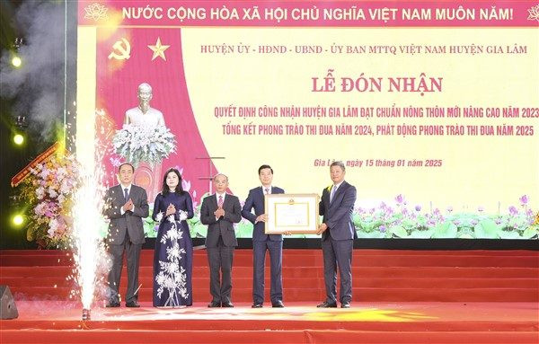 Huyện Gia Lâm đón nhận quyết định huyện đạt chuẩn Nông thôn mới nâng cao
