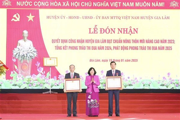 Huyện Gia Lâm đón nhận quyết định huyện đạt chuẩn Nông thôn mới nâng cao