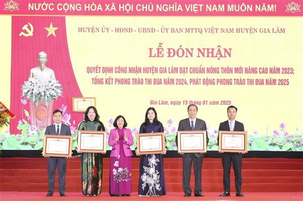 Huyện Gia Lâm đón nhận quyết định huyện đạt chuẩn Nông thôn mới nâng cao