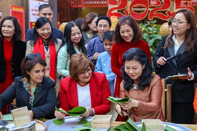 PN TBT và các đại biểu gói bánh chưng ảnh 2