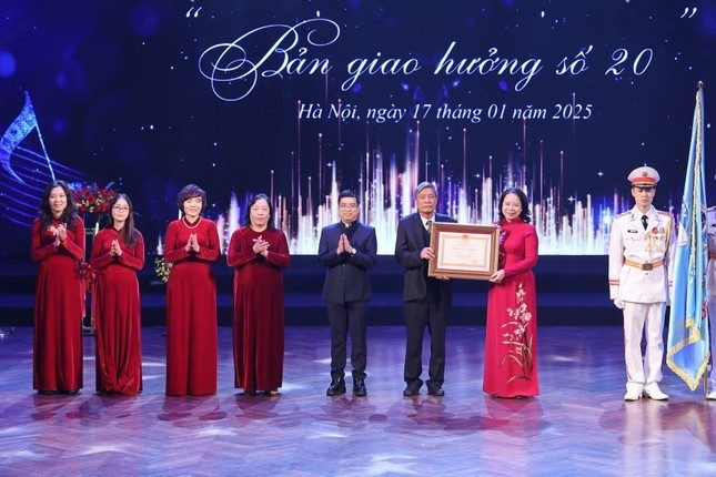 Trường THCS Đoàn Thị Điểm kỷ niệm 20 năm thành lập và đón nhận Huân chương Lao động hạng Nhì