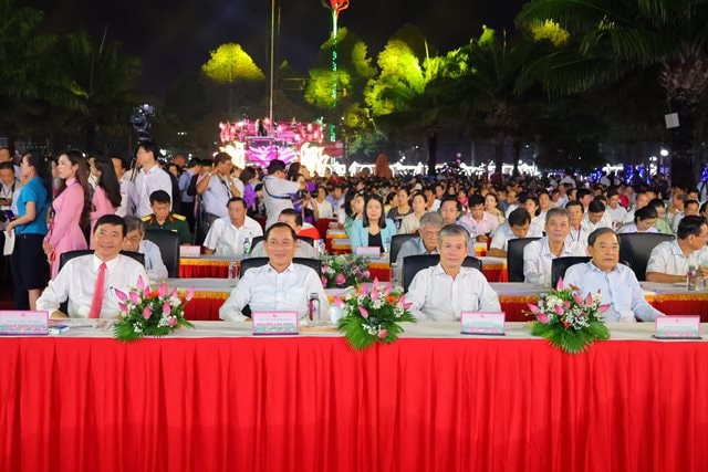 Đồng chí Phạm Thiện Nghĩa - Phó Bí thư Tỉnh ủy, Chủ tịch UBND tỉnh Đồng Tháp (bìa trái) cùng lãnh đạo các địa phương dự Lễ khai mạc