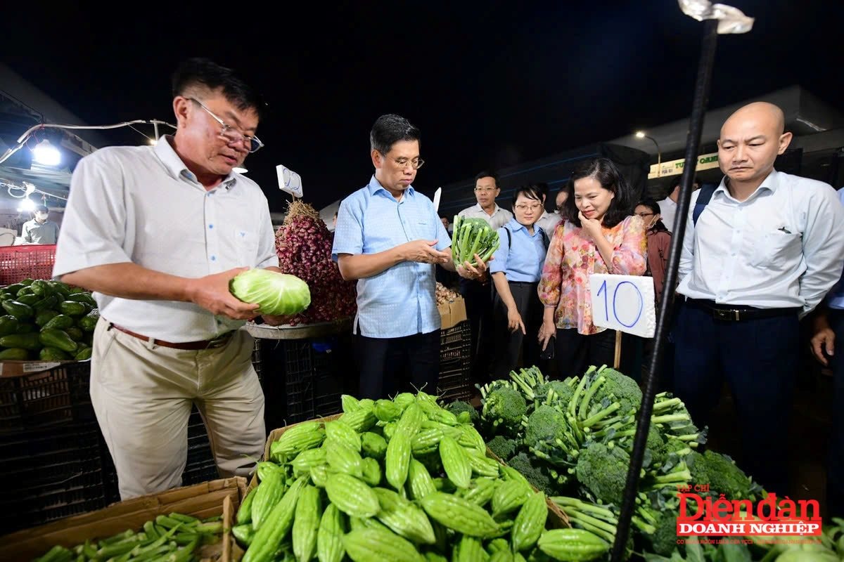 Ông Nguyễn Văn Dũng - phó chủ tịch UBND TP.HCM khảo sát chợ đầu mối Hóc Môn, TP HCM