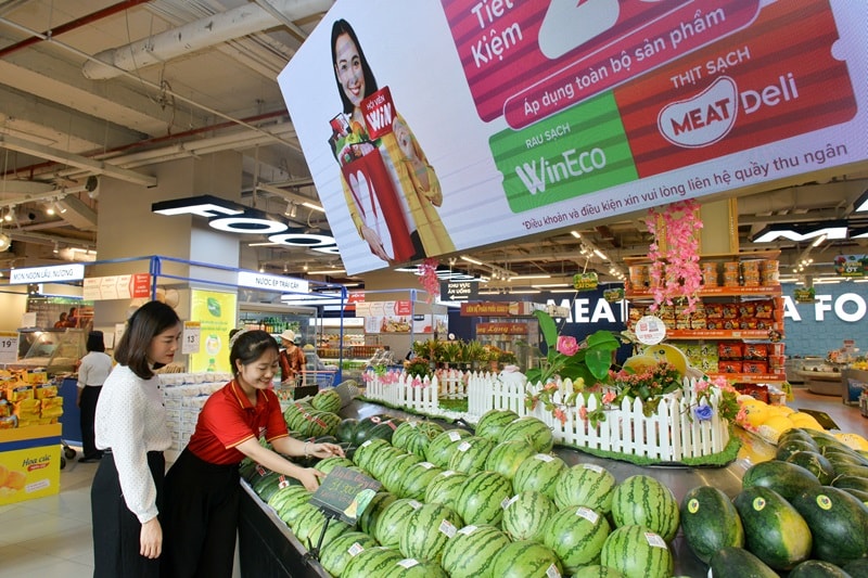 Khách hàng mua sắm tại siêu thị WinMart (3) (1) (1)