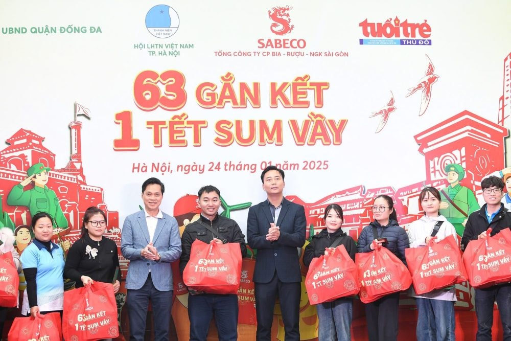 Chương trình “63 Gắn Kết - 1 Tết Sum Vầy” đến với công nhân và gia đình khó khăn tại Thủ đô