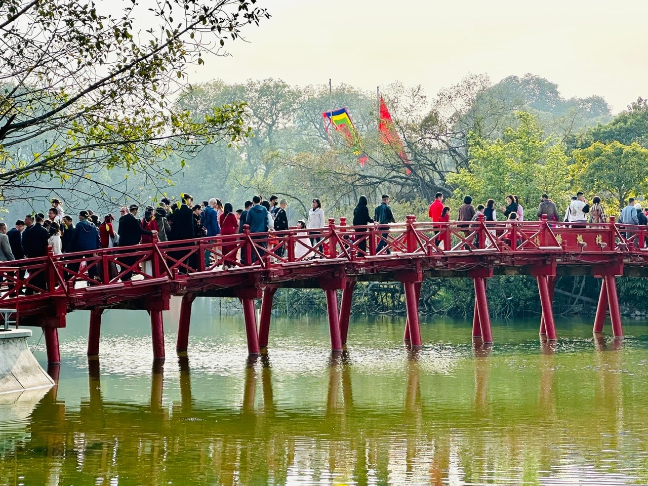 Cầu Thê Húc trong buổi chiều nắng vàng đẹp vào ngày đầu tiên của năm Ất Tỵ (Ảnh Hoàng Lânhanoimoi)