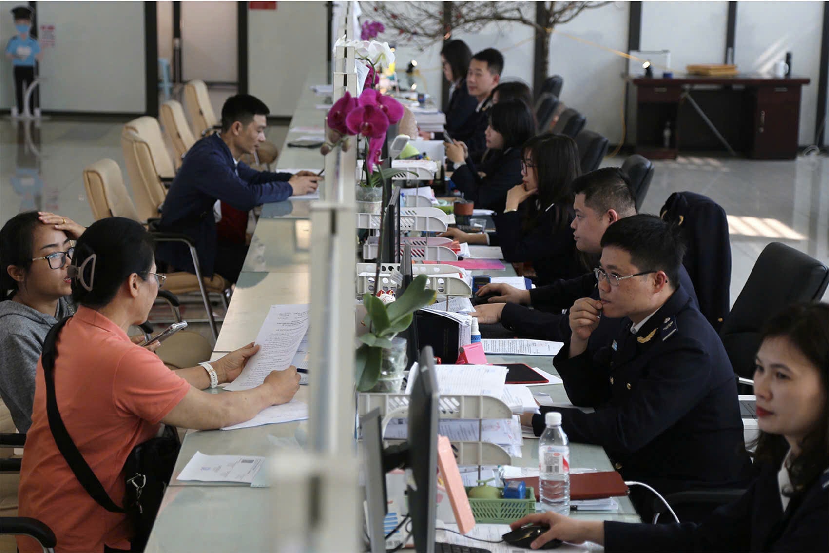 Hải quan cửa khẩu quốc tế Hữu Nghị thực hiện kiểm soát phương tiện, hàng hóa hoàn toàn trên không gian mạng, ứng dụng nền tảng cửa khẩu số. Ảnh- Phạm Công